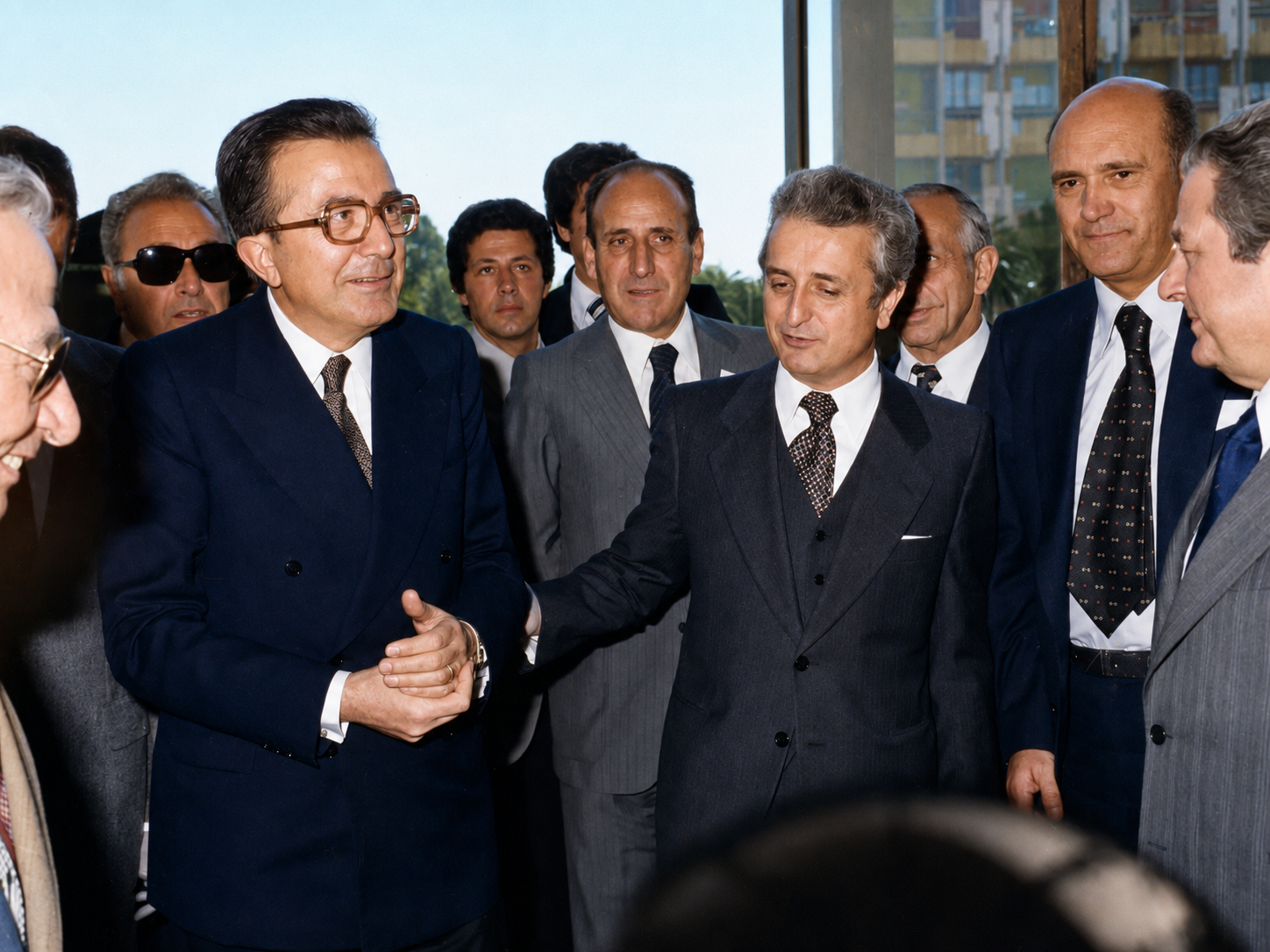 Vittorino Colombo insieme a Giulio Andreotti durante un incontro istituzionale con rappresentanti della politica italiana.